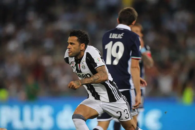 Dani Alves travolto dagli insulti degli juventini
