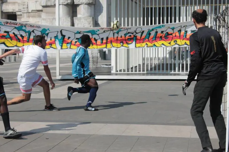 Migranti, Sala non molla: "Sì alla marcia" Il centrodestra: "Annullarla"