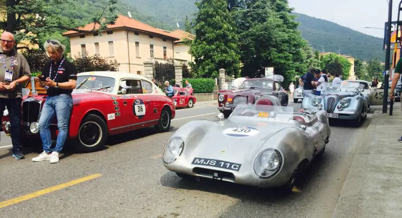 Mille Miglia, folla di appassionati saluta la carovana di auto storiche in partenza da Brescia