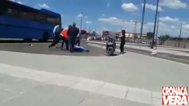 "Ha molestato una donna". E il video del pestaggio diventa virale sui social