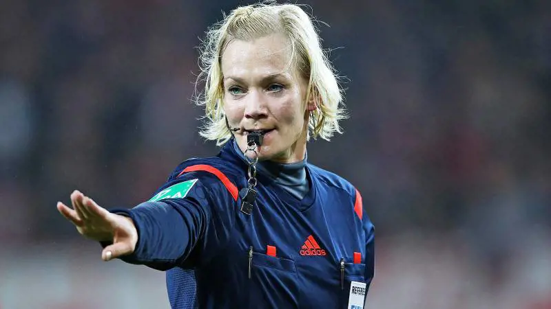 La tv iraniana cancella Augsburg-Bayern: 'colpa' dell'arbitro donna