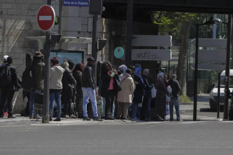 Gli islamisti sui bus di Parigi: autista caccia donna con la gonna corta
