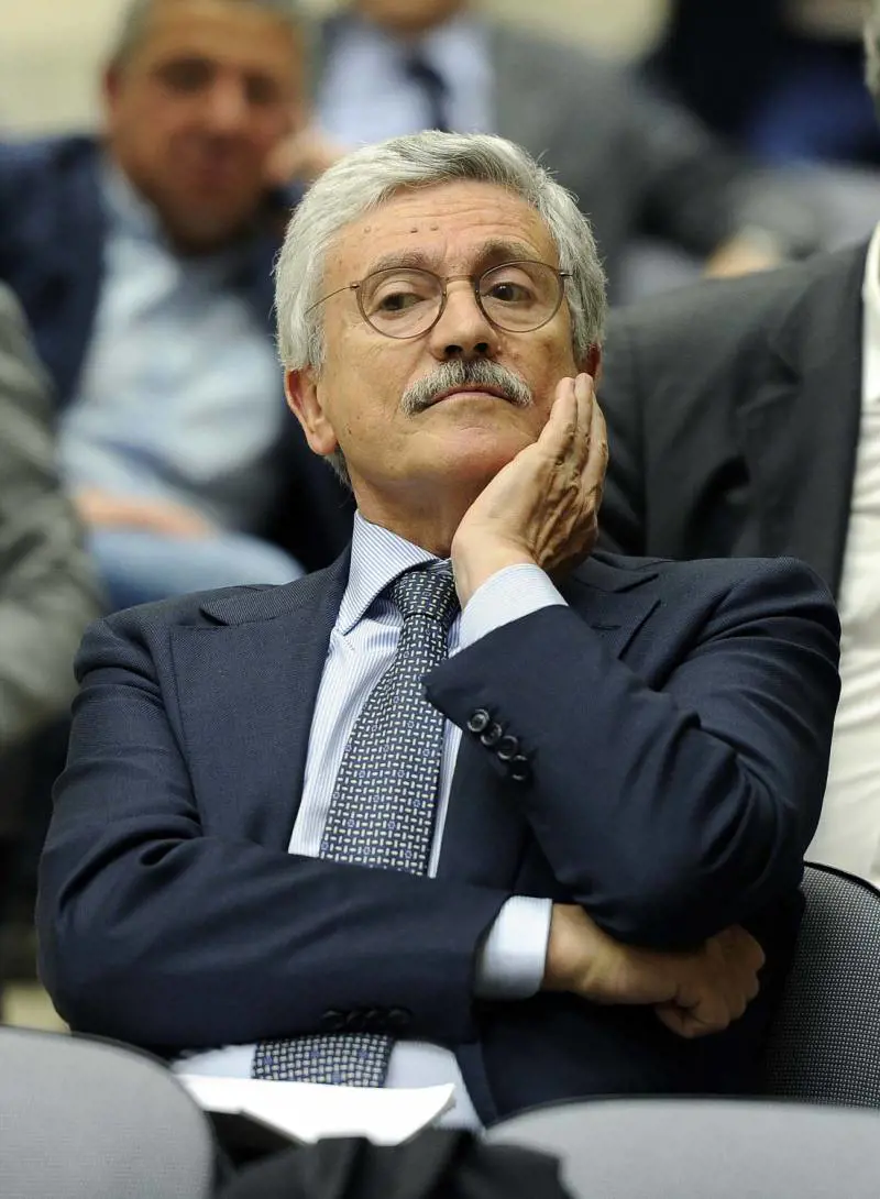 D'Alema striglia il Pd: "Si faccia dire da Landini come si parla agli operai, che ora votano la Lega..."