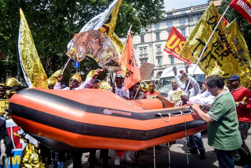 Milano smonta l'ipocrisia dei fanatici pro scafisti