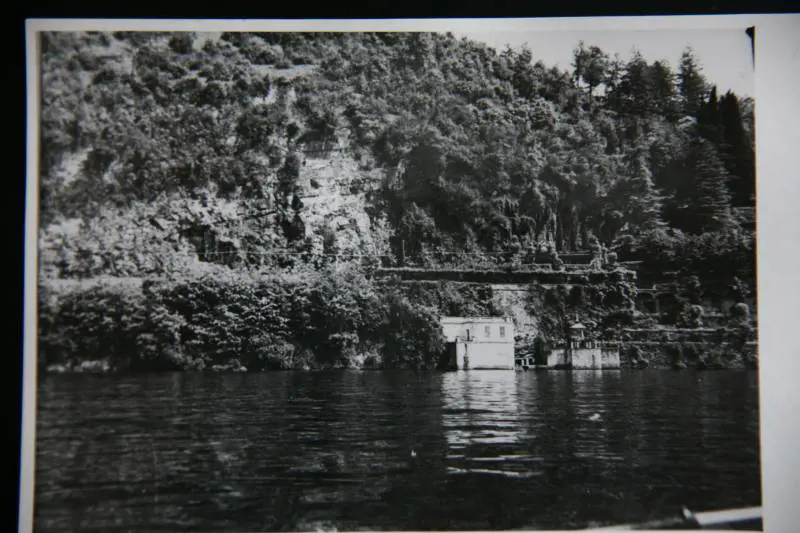 Un teschio riemerge dal lago nel luogo delle stragi rosse
