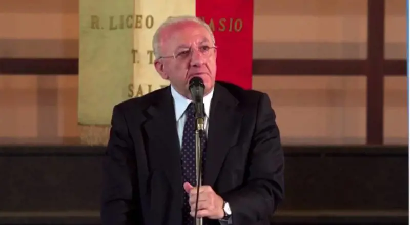 De Luca vuol sfilare la Campania ai dem