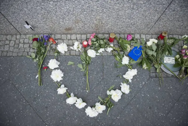 Manchester, Ariana Grande sotto choc: così i fan la aiutano