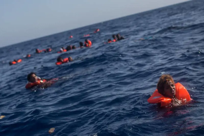 Nuova strage nel Mediterraneo. "Donne e bimbi tra i 117 morti"