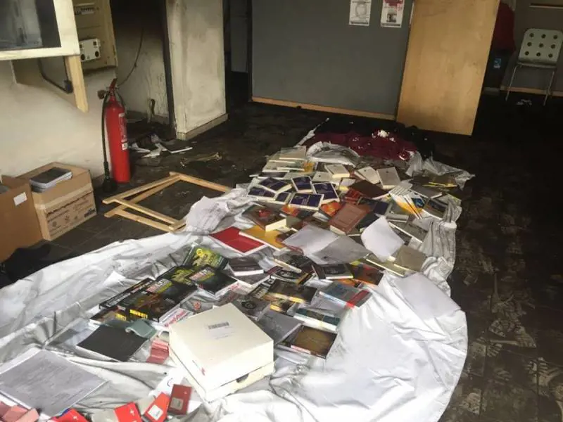 Antifascismo folle: a Modena incendiata libreria