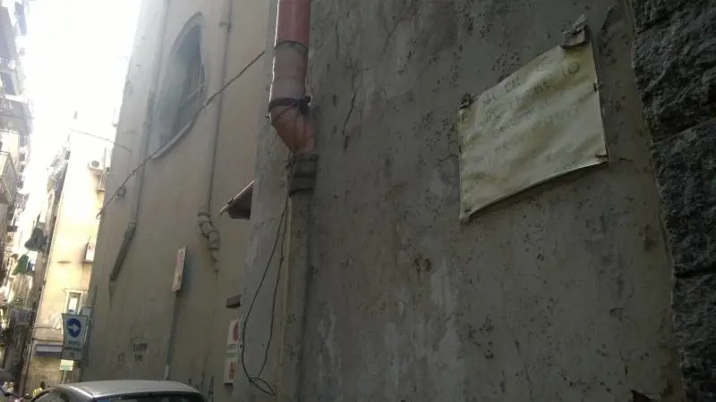 I messaggi lasciati sui muri di via Oronzio Costa