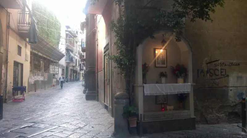 Edicola votiva all'ingresso di un vicolo di via Oronzio Costa