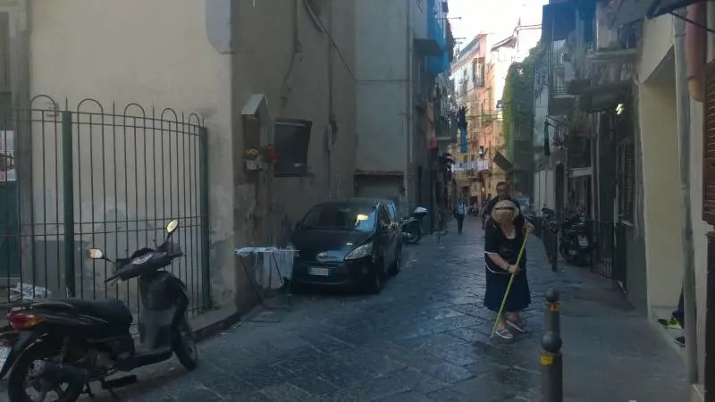 La vita nei bassi di via Oronzio Costa