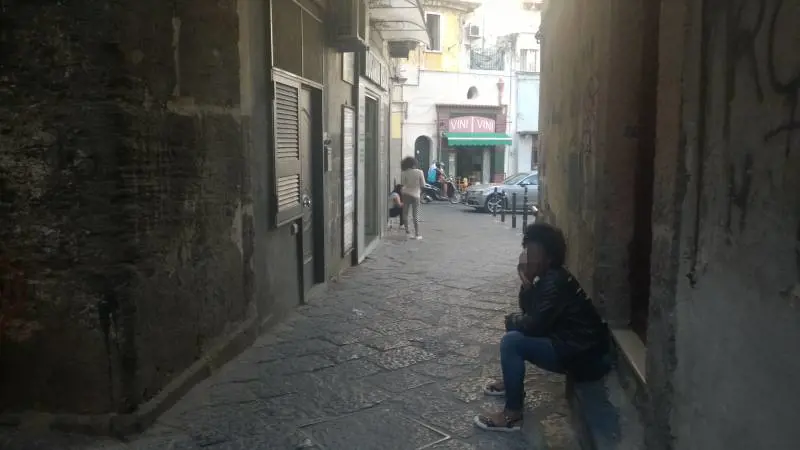 Donne che si prostituiscono in pieno giorno nei vicoli di via Oronzio Costa