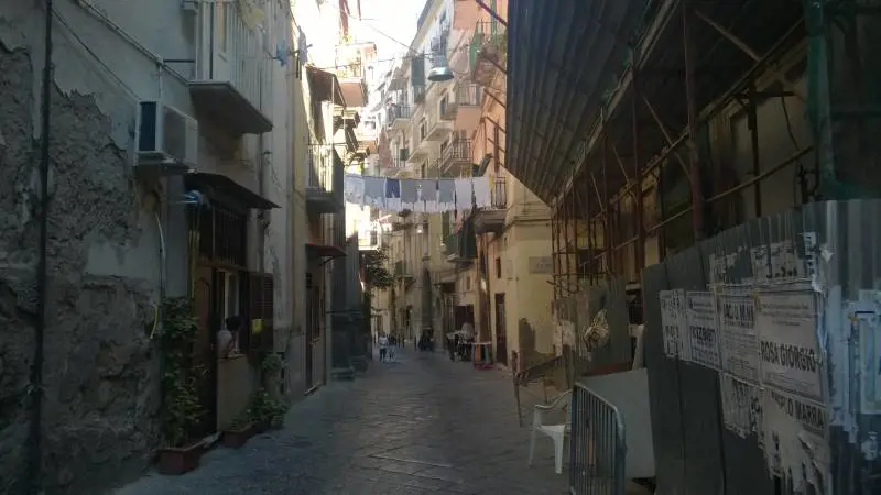 La vita nei bassi di via Oronzio Costa