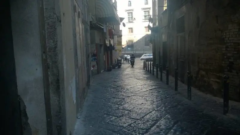 L'accesso a via Oronzio Costa da piazza Enrico De Nicola