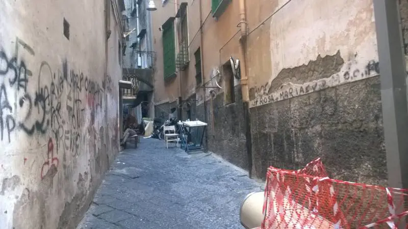 Donne che si prostituiscono in pieno giorno nei vicoli di via Oronzio Costa