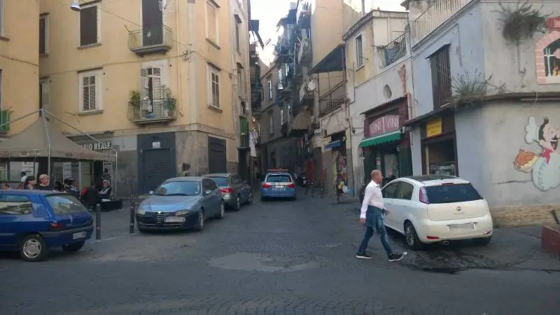 L'accesso a via Oronzio Costa da piazza Enrico De Nicola