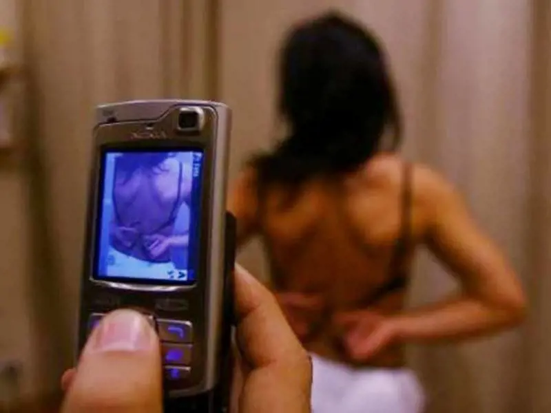 Girano video hot a scuola: cinque minorenni nei guai