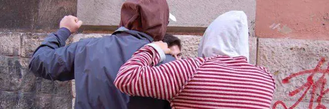 Trapani, branco aggredisce e picchia un uomo per due euro