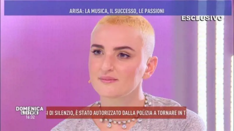 Arisa sfoggia un nuovo look: capelli cortissimi e color platino