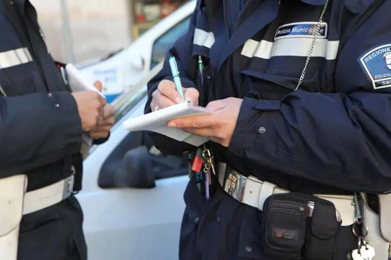 Si masturbava in auto, scatta multa da 10mila euro