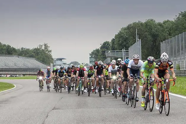 Monza, in pista girano le bici per una sfida lunga dodici ore