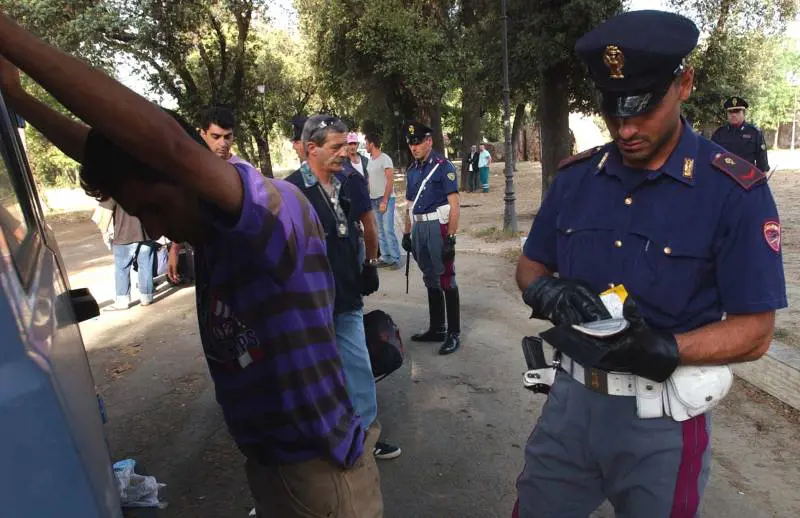 Guerriglia urbana tra immigrati. In piazza volano bastoni e bottiglie