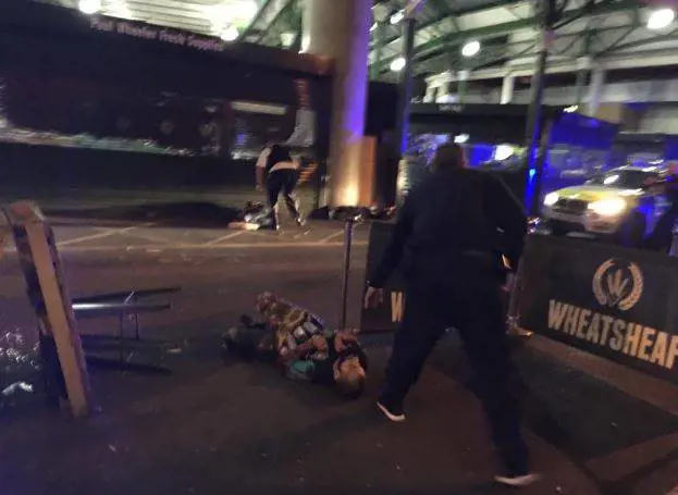 Londra, coltelli e finte cinture esplosive: così i terroristi hanno attaccato
