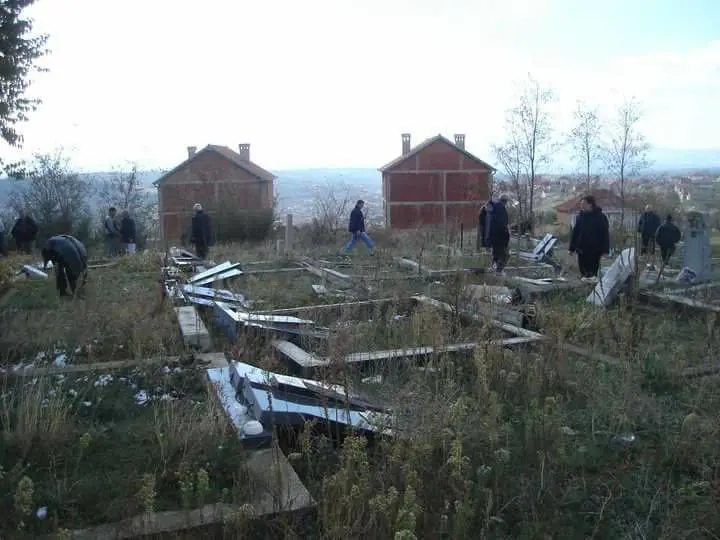 Croci spezzate: Kosovo in balia del radicalismo