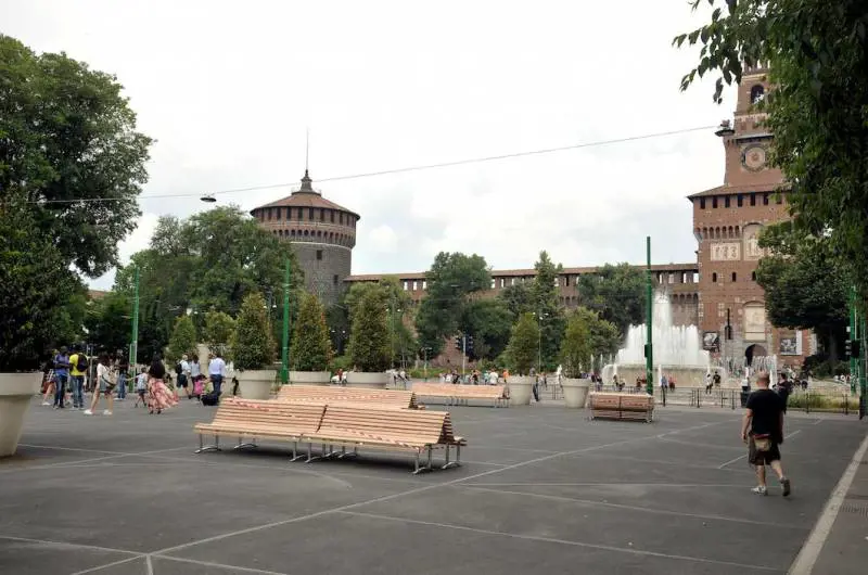 Dopo i vasi di "seconda mano" 40 panchine in piazza Castello
