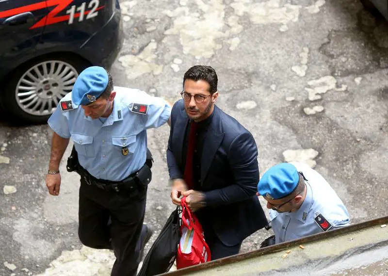 Corona sbotta in aula, cacciato durante l'udienza in tribunale