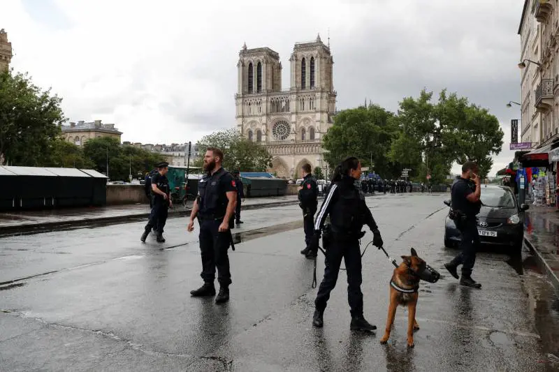 "Lo faccio per la Siria": ecco chi è l'aggressore di Parigi