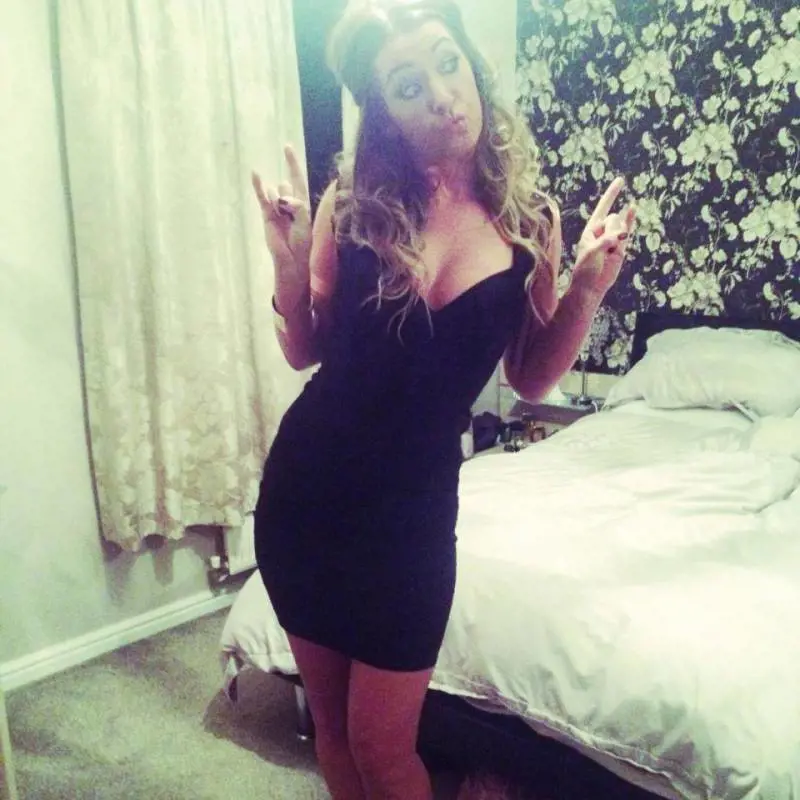 Foto troppo sexy su Facebook, la prof si dimette