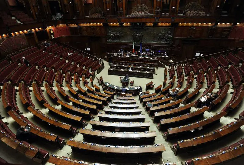 Sondaggio, centrodestra al 48%, M5s in risalita e FdI vola. Iv giù
