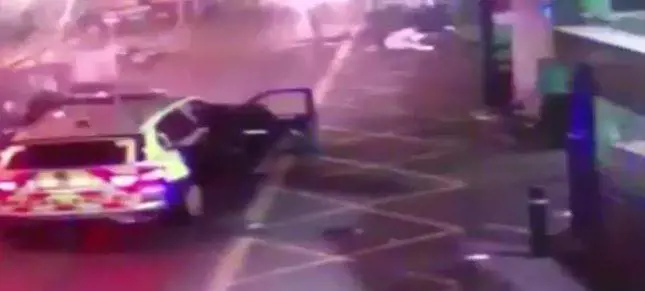 Londra, le immagini dell'attacco: la polizia abbatte i jihadisti
