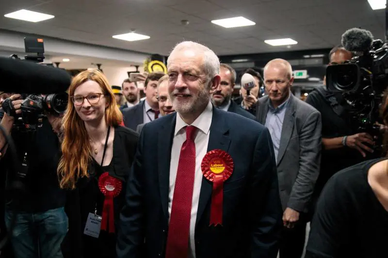 Gaffe di Corbyn: la mano finisce sul seno della deputata