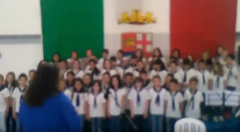 Canzone del Ventennio a scuola. Sindacati contro il coro dei bimbi