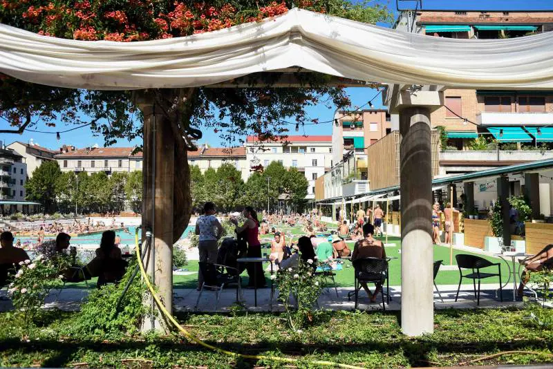 Aperitivi a bordo vasca: ecco i locali più chic per sorseggiare l'estate