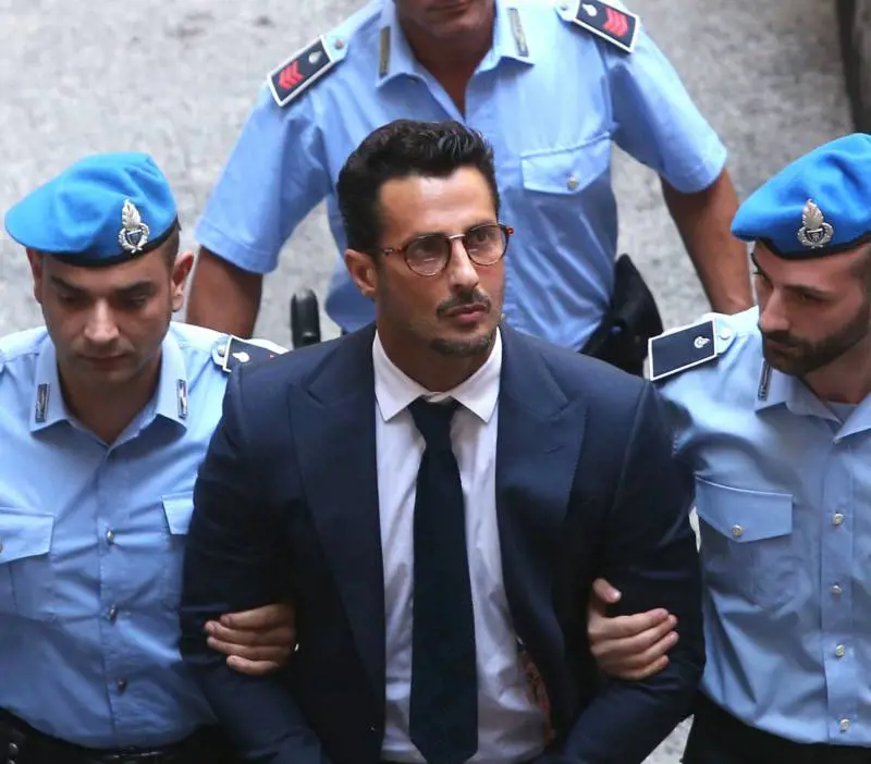 Fabrizio Corona in tribunale fa commuovere la sua fidanzata