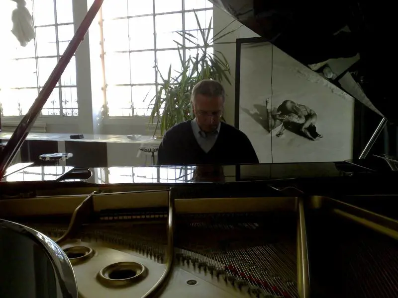 Il prof di piano di Confalonieri e il "trucco" per suonare meglio