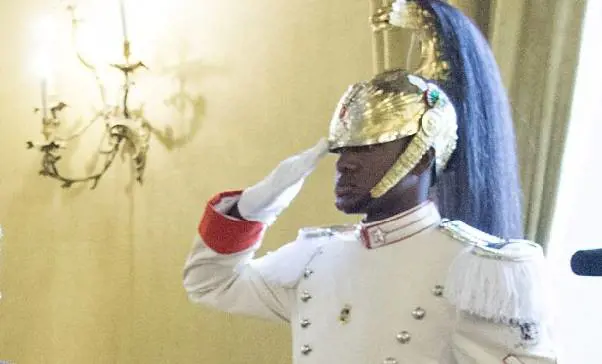 La storia del primo corazziere nero, dall'adozione in Brasile al Quirinale