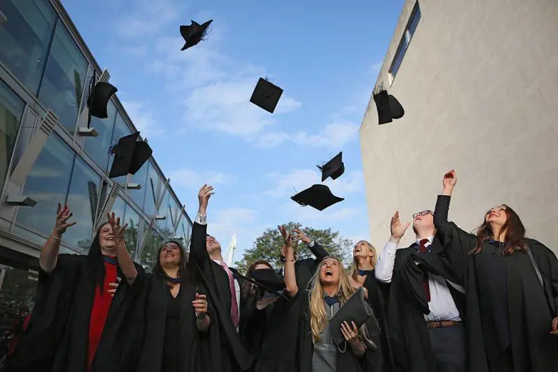 "Troppo emotive", Oxford umilia le donne