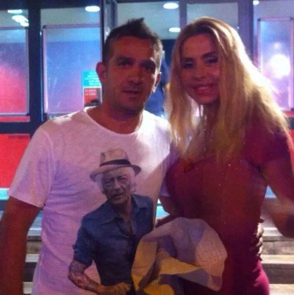 L'ex campione e la foto con Valeria Marini. Commento choc: "Il toro e la vacca"