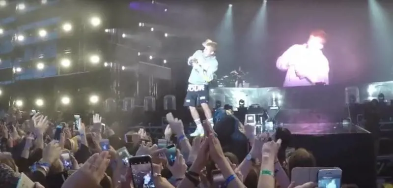 Justin Bieber si rifiuta di cantare "Despacito", un fan gli tira una bottiglia in testa