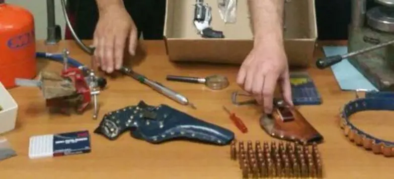 A spasso con la pistola e il cappello da cowboy, 65enne in manette