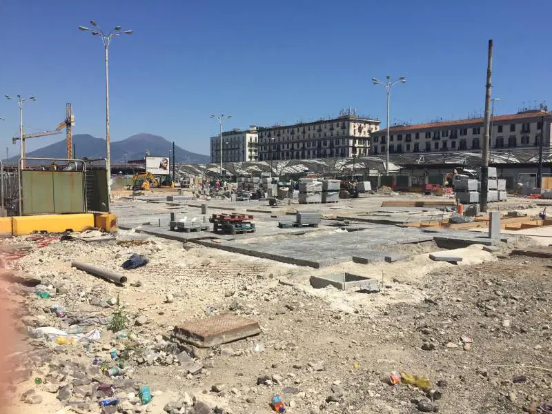 Tra eccellenza e abbandono, così Napoli dà il benvenuto ai turisti