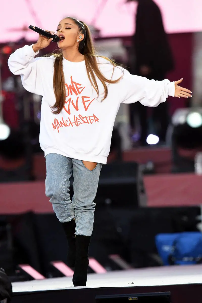 Tutti in fila da Ariana Grande fra divieti e borse trasparenti