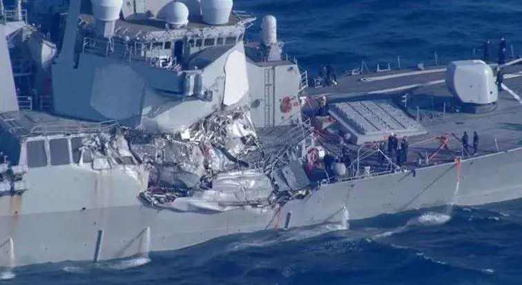 Mercantile urta nave militare Usa: 7 marinai dispersi in Giappone