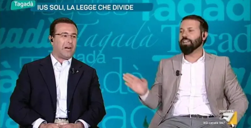 Il leghista contro l'islamico: "Già tanto che non mi ha messo il coltello alla gola..."