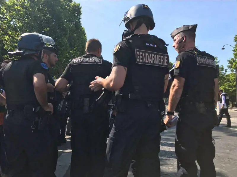 Il coraggio del poliziotto che si è infiltrato nel supermercato: "Atto di eroismo"